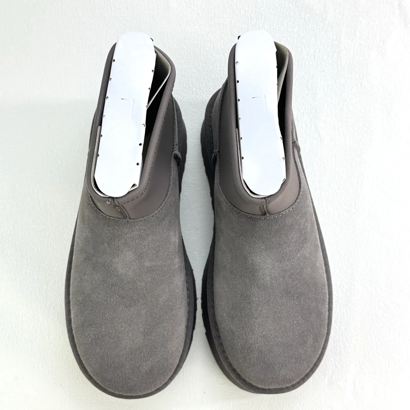 Self-pickup 💰480 Dilireba's same style short boots 2024 latest short elastic boots UGG Dipp boots Mini elastic all-in-one snow boots Short, low, elastic, thick sole 5CM style Upper design Made of high-quality suede, easy to care for, comfortable and fashionable at the same time. The inner material of the shoe is made of wool. It is warm and heat-locking to keep you warm in the winter. Sole design is lightweight and cushioning, making it comfortable to go out on the street. EVA outer disc makes walking easier FD official item number: 1168170 Size: 35 36 37 38 39 40